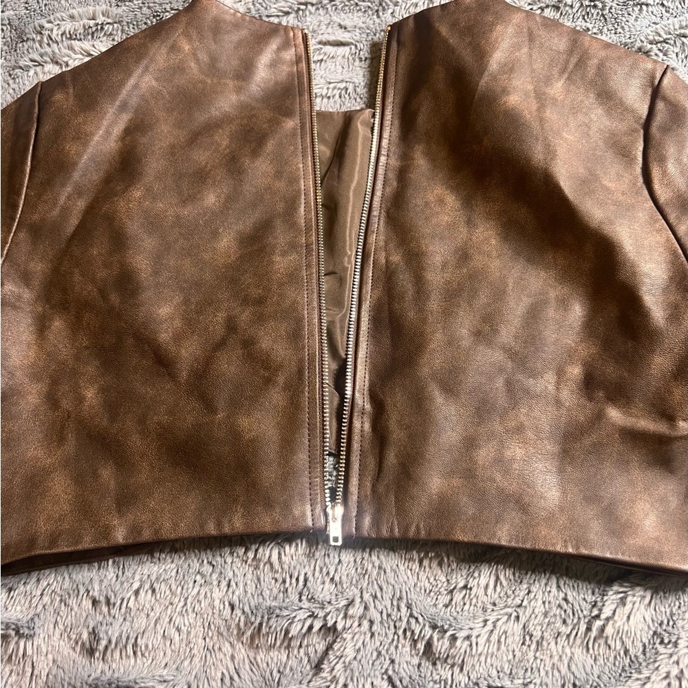 Like new fashion nova back zip faux leather crop top - Picture 4 of 6